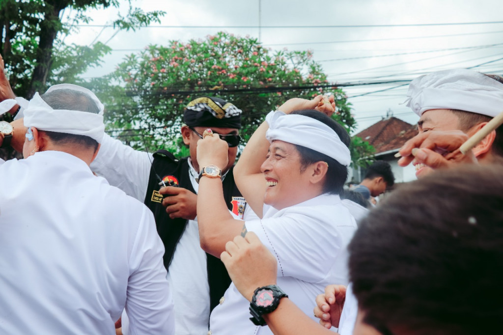 Bupati Giri Prasta Ikuti Prosesi Tradisi Siat Tipat di Desa Adat Kapal